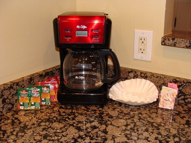 Building Photo - 1-bedroom furnished condo with fenced courtyard