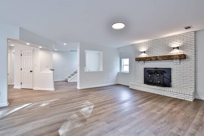 Building Photo - 252 Linden Ave