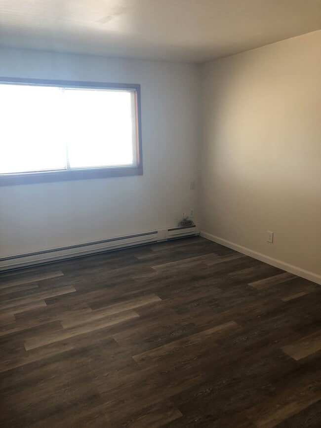 Building Photo - 3 Bedromm, 2 Bathroom Duplex!