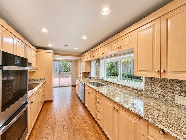 Building Photo - 6016 NE Keswick Dr