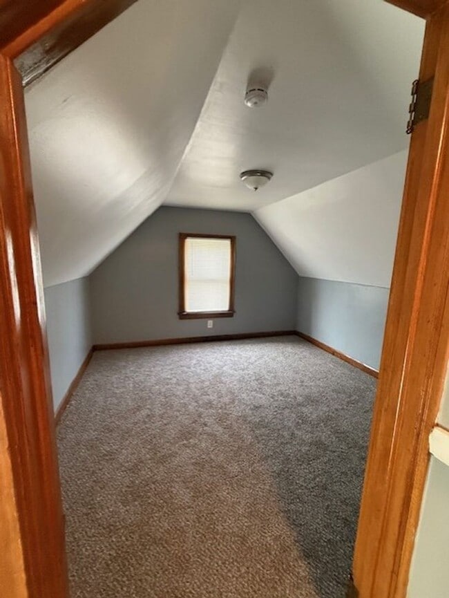 Building Photo - Spacious 1 bedroom with Bonus Room