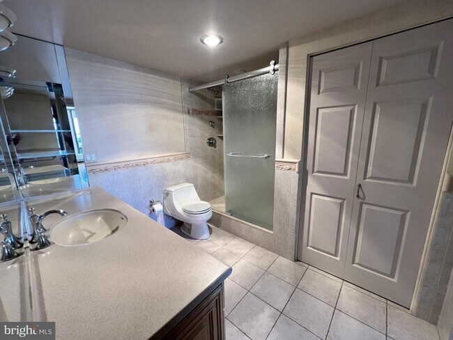 Building Photo - 200 Locust St