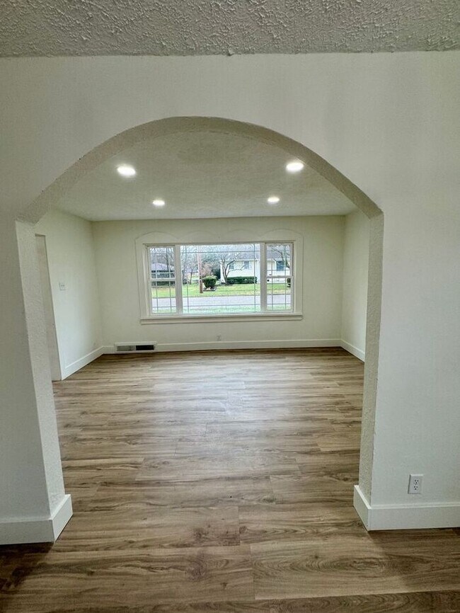 Building Photo - Updated 2 bedroom Niles Home