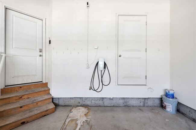Building Photo - Waters Edge Townhome