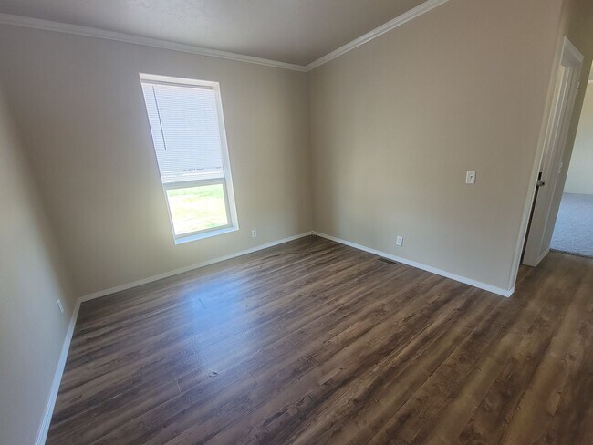 Building Photo - Horse-Friendly Burbank Home with Fenced Ya...