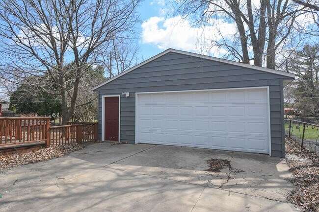 Building Photo - Charming SW Rochester home with fenced yard!