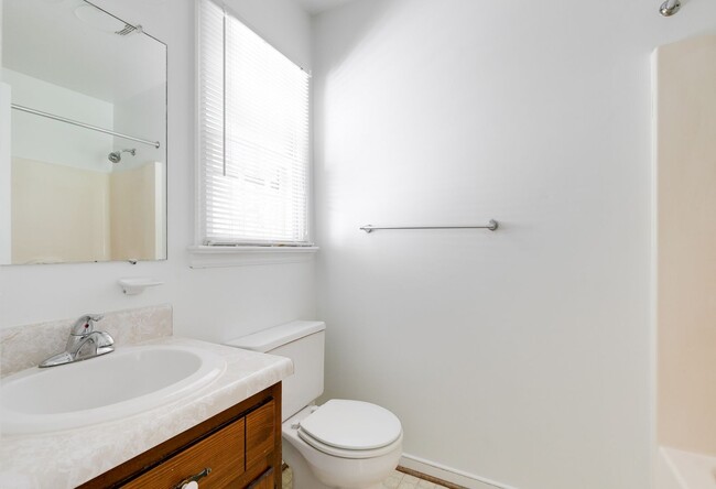 Building Photo - Charming 3 bedroom House with a Huge Yard ...