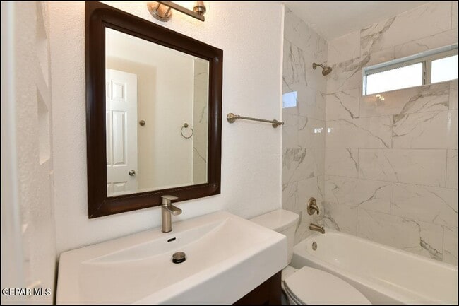 Building Photo - 1603 Villa Del Sol St