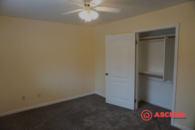 Building Photo - North Bakersfield 3 Bed + Den | Spacious Yard