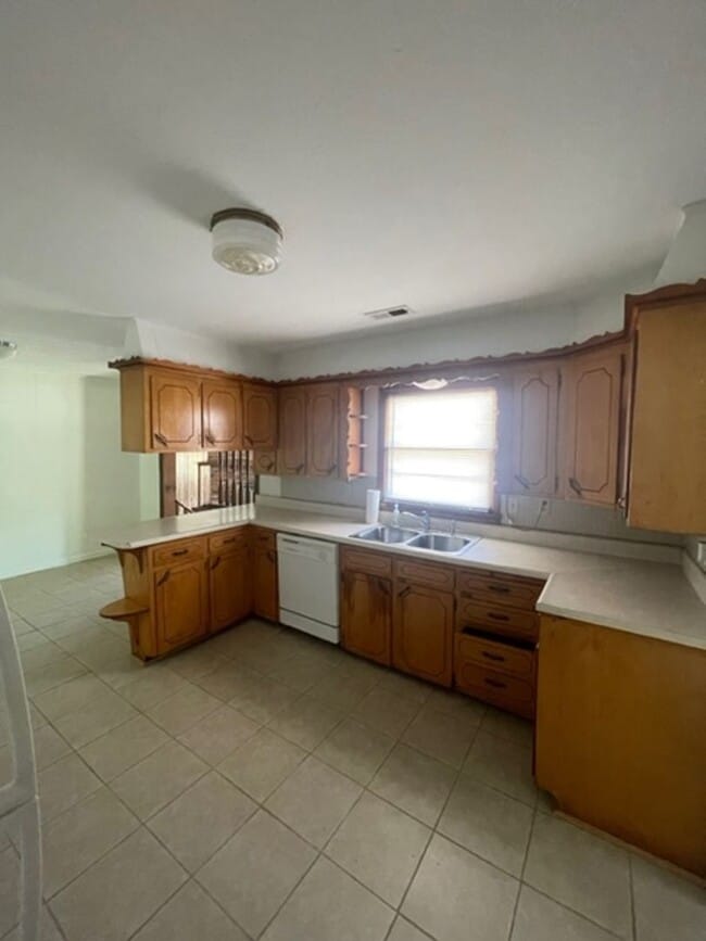 Building Photo - St. James Nice Home