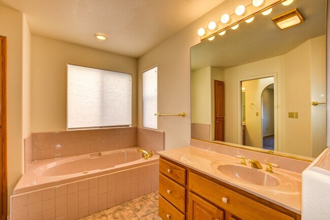 Building Photo - Large 3 bedroom 2 bathroom home in Prescott