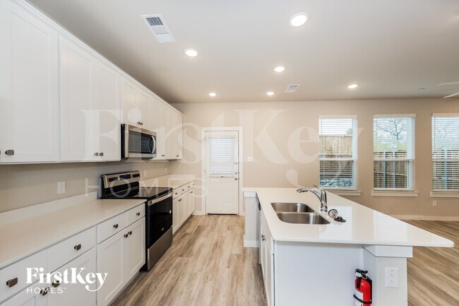 Building Photo - 625 Sophia Wy