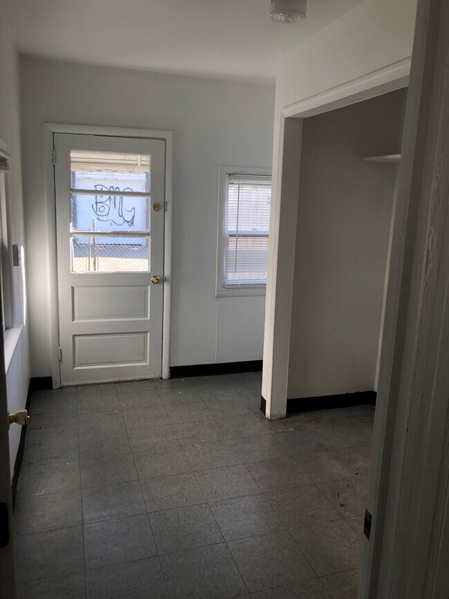 Building Photo - 1215 Linden St