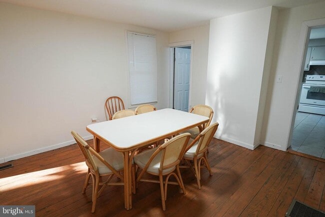 Building Photo - 231 Newton St