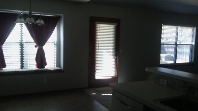 Building Photo - Super nice 3 bed, 2 bath, 2 car garage hom...