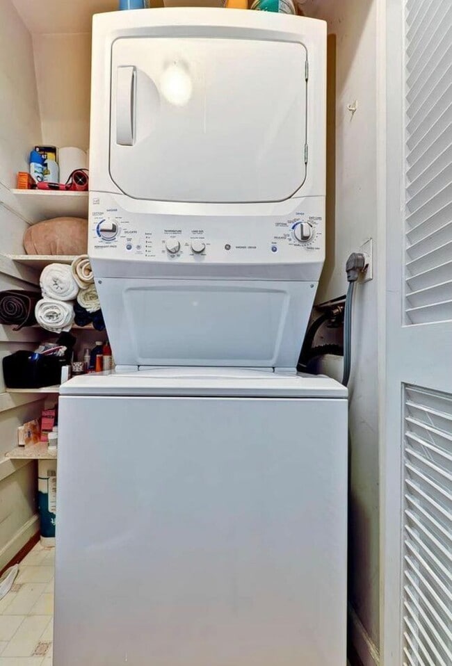 Building Photo - Top Floor 1/1 with Updated Kitchen & HDWD ...