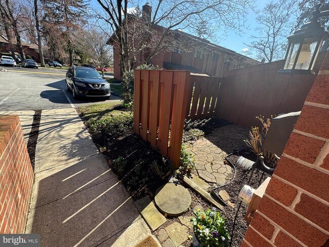 Building Photo - 1002 Worthington Dr