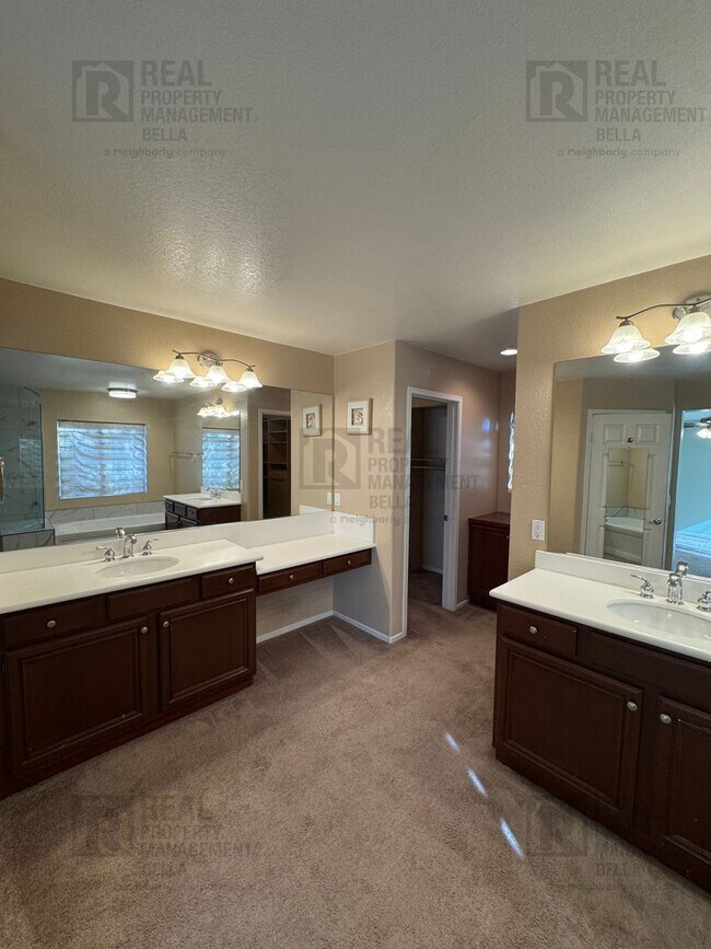 Building Photo - Spacious & Stylish 5-Bed, 3-Bath Home in Prime Murrieta Location