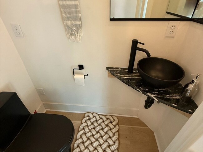 Building Photo - Fully Furnished Home In Great Location - Just Steps from Old Town