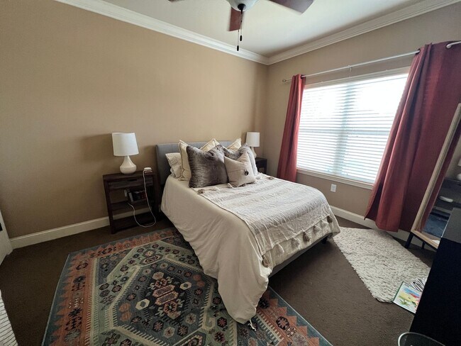 Building Photo - Parkview Condo- Unit H