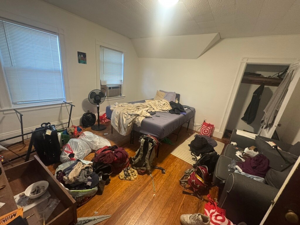 Building Photo - 582 Cambridge St