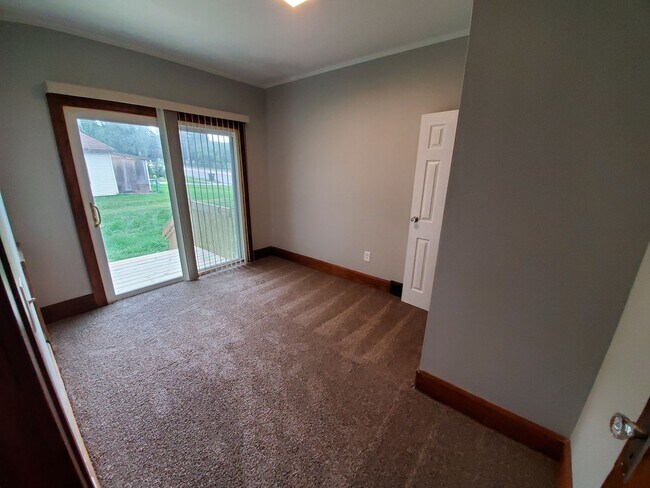 Building Photo - Large 3 Bedroom Home near Iowa State Fairgrounds!