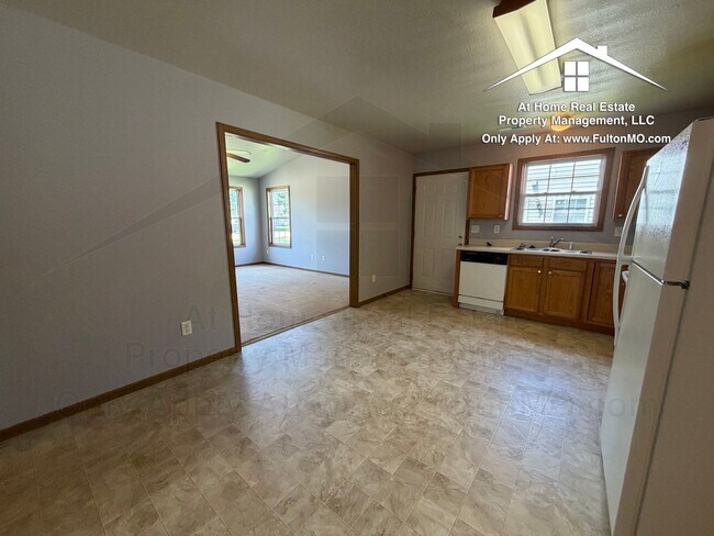 Building Photo - 427–429 Sabre Circle