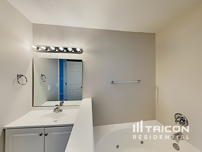Building Photo - 415 Fox Trot Dr