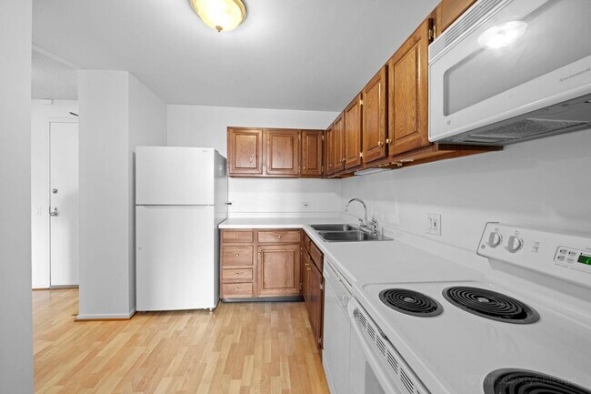 Building Photo - 899 S Plymouth Ct