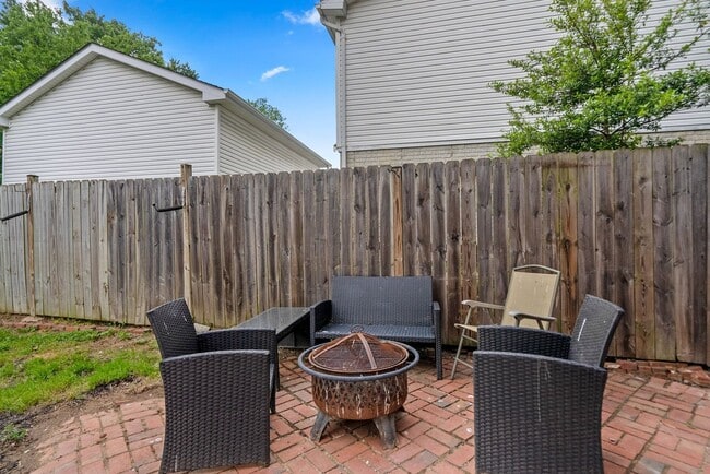 Building Photo - 3 Bed 2.5 Bath - Silver Spring Colonial - Updated Kitchen and Bathrooms
