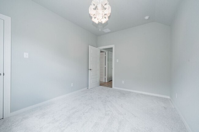 Building Photo - Stunning 4-bedroom, 3-bathroom home locate...