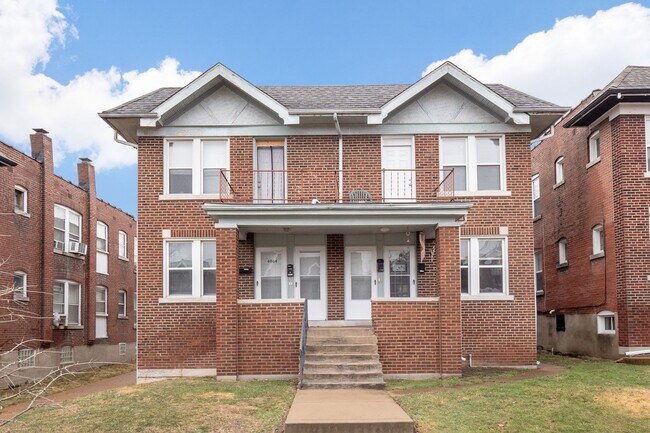 Building Photo - Meryl Wears Prada