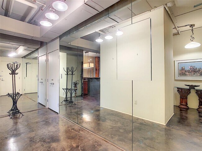 Building Photo - 10 N Summerlin Ave