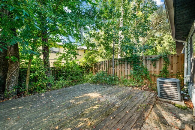 Building Photo - Spacious 3/2 Townhome in Highly Sought-After Marchwood – Available Now!