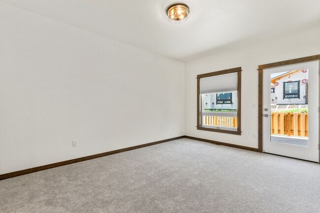 Building Photo - Beautiful Newer Condo near Monforton School