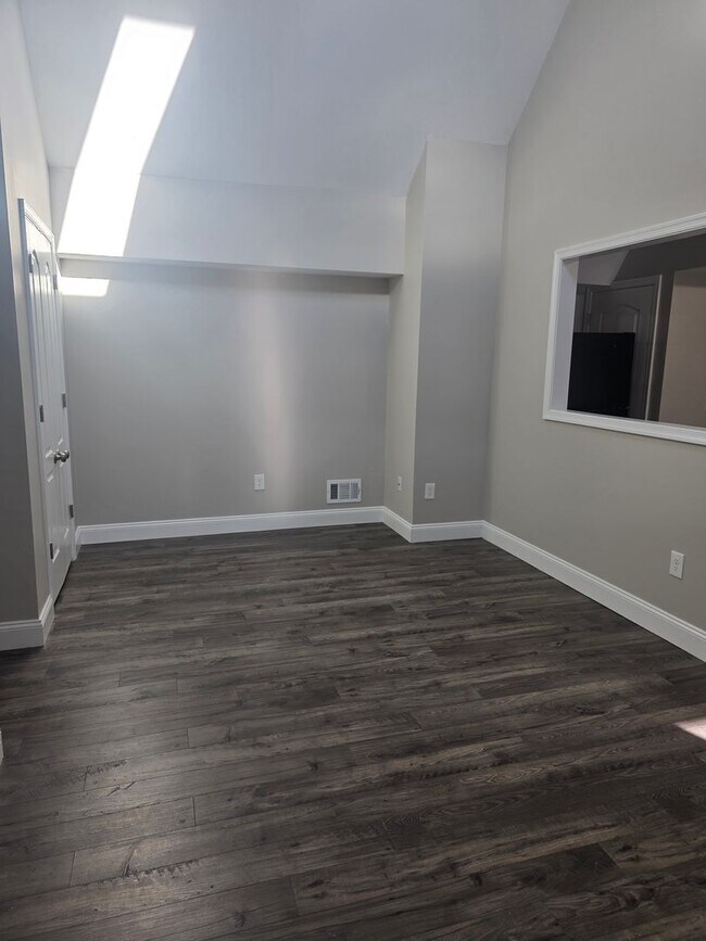 Building Photo - 2nd floor Apartment in Townsend