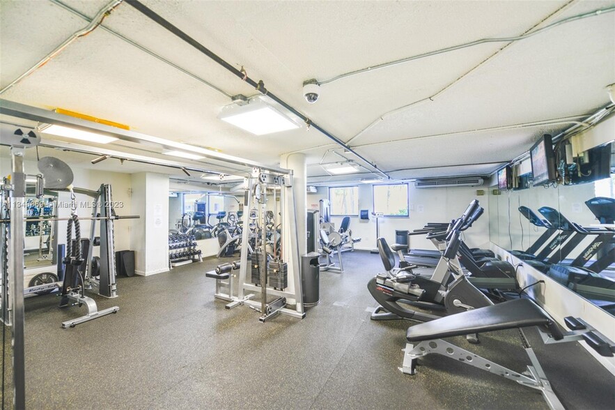 Building Photo - 905 Brickell Bay Dr