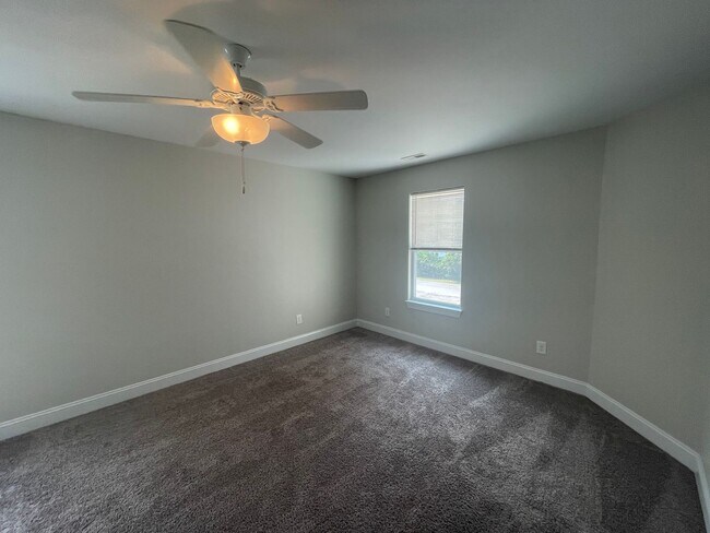 Building Photo - Student Friendly 3 Bedroom Single Family Home