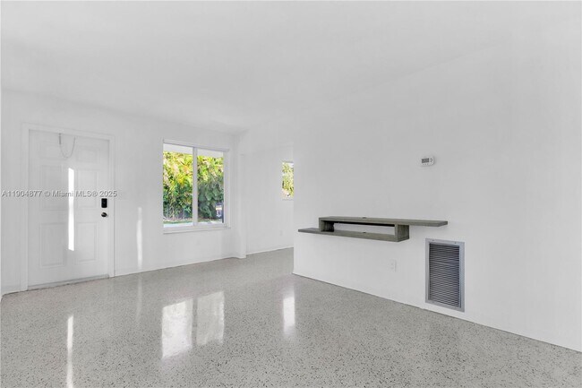 Building Photo - 2931 SW 39th Ave