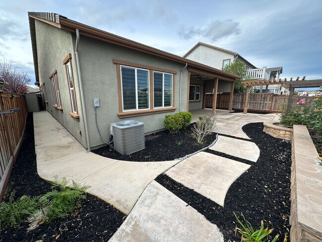 Building Photo - Stunning Lakefront River Islands Home