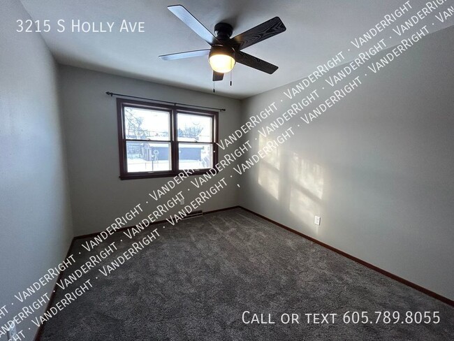 Building Photo - Updated 3 Bedroom 2 Bathroom!