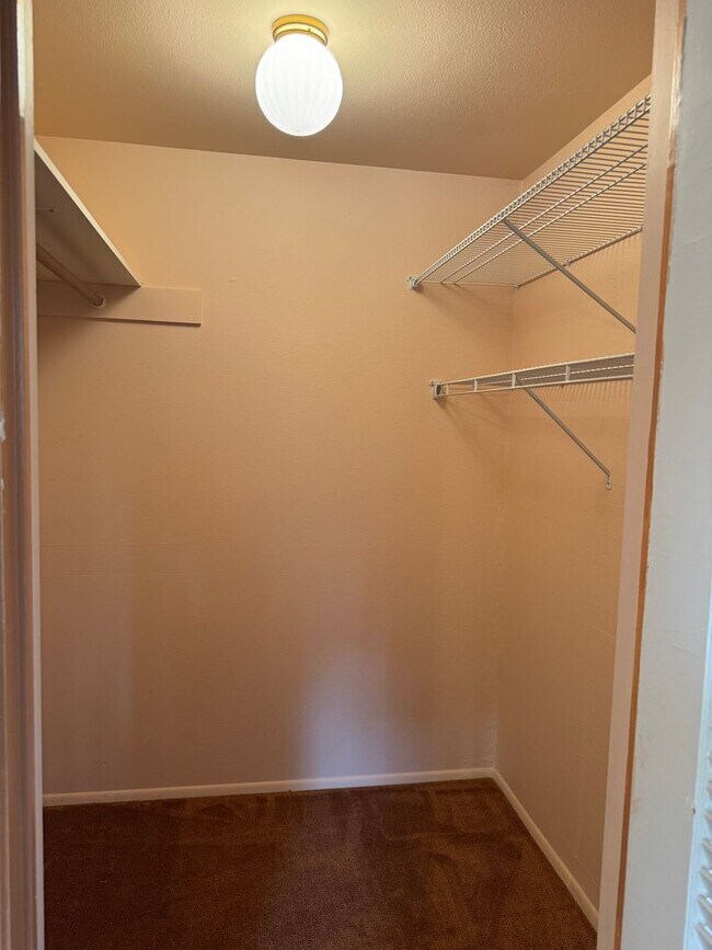 Building Photo - 4 bedroom 2 bathroom home in a great neighborhood!