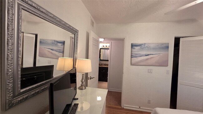 Building Photo - 2801 Somerset Dr