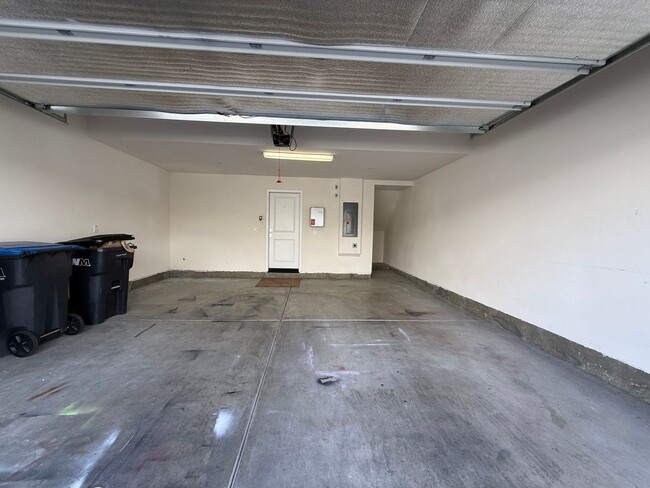 Building Photo - 3 bedroom + loft, 2 1/2 bath townhome in amazing Simi Valley location