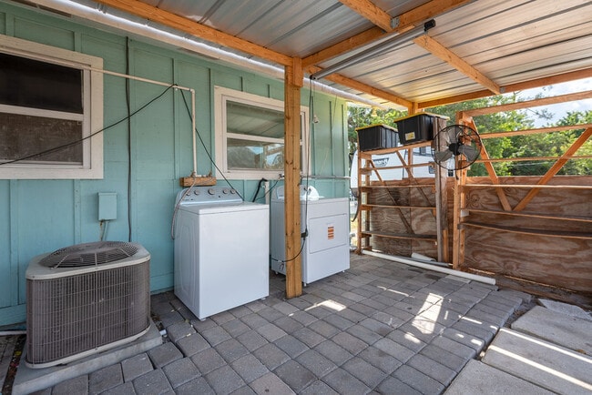 Building Photo - 2658 SE Amherst St