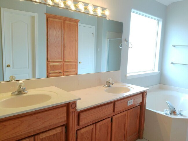 Building Photo - 6117 Jessica Dr