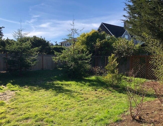 Building Photo - Cozy Gearhart Cottage