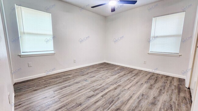 Building Photo - Incredible 3/2 in Irving!