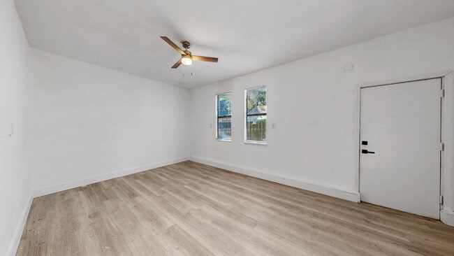 Building Photo - 4 Bedroom / 2 Bath House