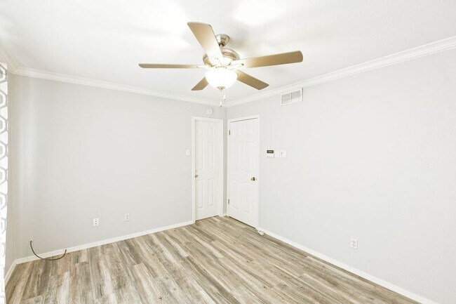 Building Photo - 10590 High Hollows Dr